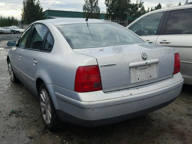 WVWMA23B3YP358459 - 2000 VOLKSWAGEN PASSAT GLS SILVER photo 3