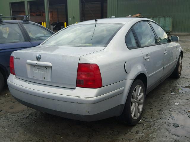 WVWMA23B3YP358459 - 2000 VOLKSWAGEN PASSAT GLS SILVER photo 4