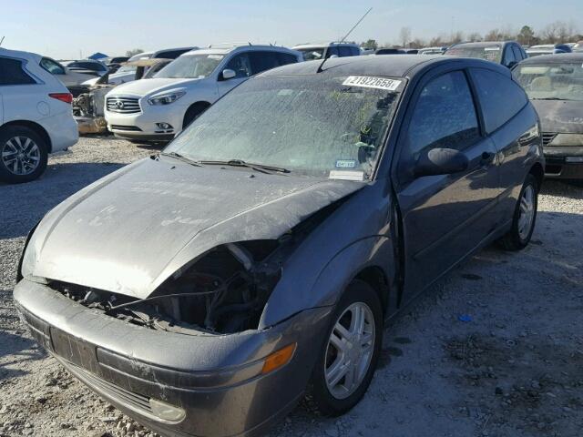 3FAFP31334R119513 - 2004 FORD FOCUS ZX3 GRAY photo 2