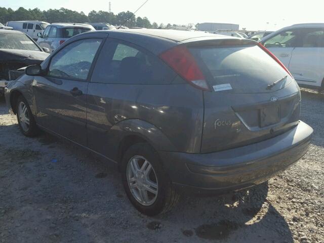 3FAFP31334R119513 - 2004 FORD FOCUS ZX3 GRAY photo 3