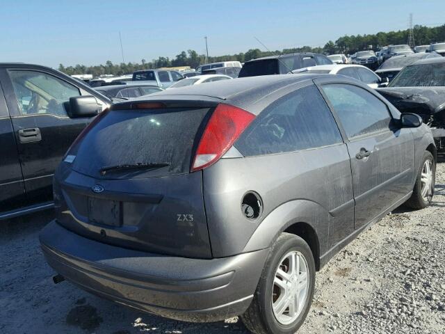 3FAFP31334R119513 - 2004 FORD FOCUS ZX3 GRAY photo 4