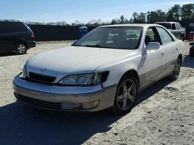 JT8BF28G2W5044452 - 1998 LEXUS ES 300 WHITE photo 2