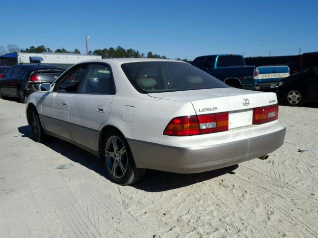 JT8BF28G2W5044452 - 1998 LEXUS ES 300 WHITE photo 3