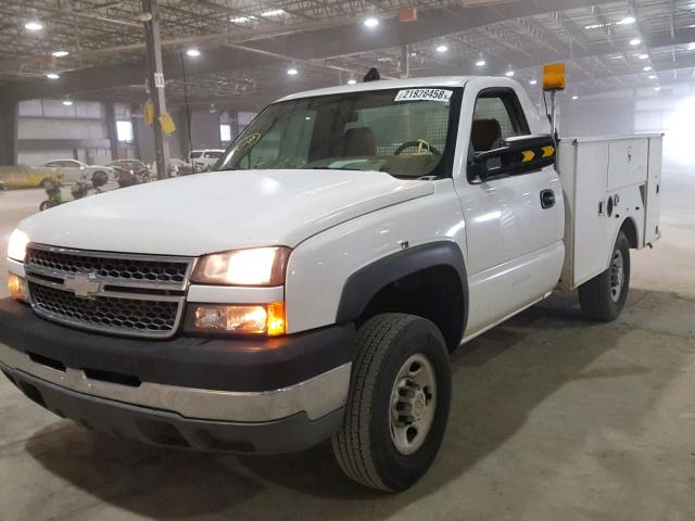 1GBHC242X5E293101 - 2005 CHEVROLET SILVERADO WHITE photo 2