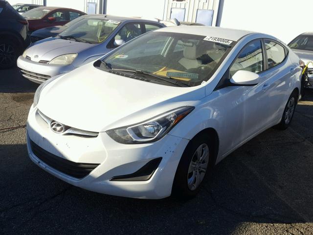 5NPDH4AE8GH700230 - 2016 HYUNDAI ELANTRA SE WHITE photo 2