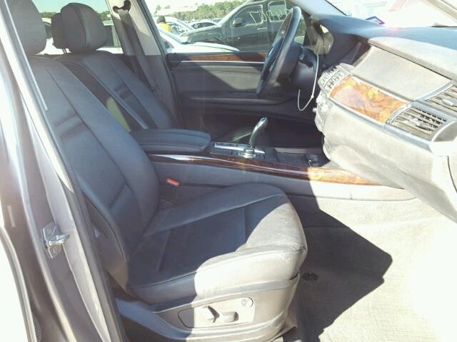 5UXZV4C56BL403083 - 2011 BMW X5 XDRIVE3 ნაცრისფერი ფოტო 5