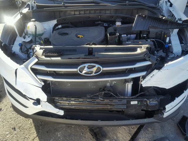 KM8J23A43HU551315 - 2017 HYUNDAI TUCSON SE WHITE photo 7