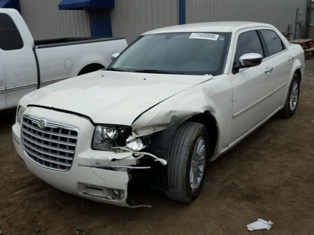 2C3CA4CD6AH249873 - 2010 CHRYSLER 300 TOURIN WHITE photo 2