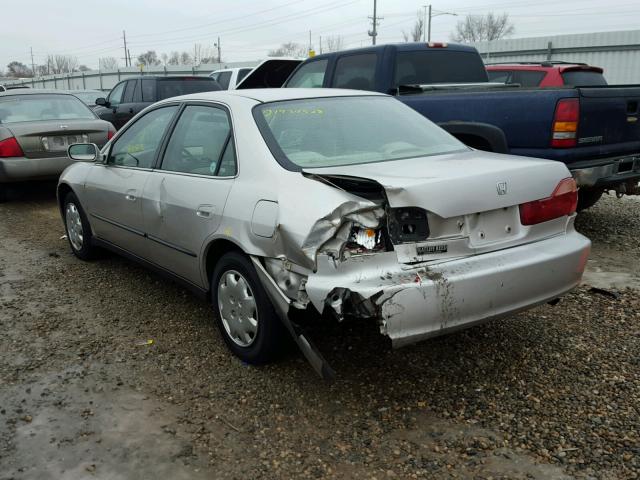 1HGCG5541XA139707 - 1999 HONDA ACCORD LX SILVER photo 3