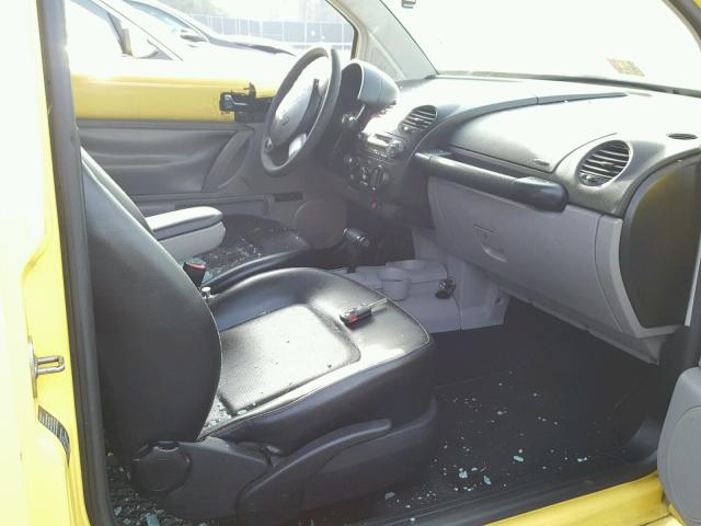 3VWCF21C4YM472899 - 2000 VOLKSWAGEN NEW BEETLE 黄色 照片 5