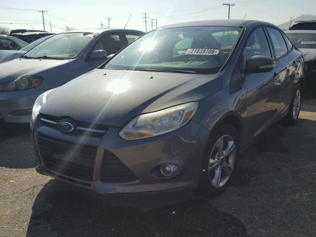 1FAHP3F2XCL189693 - 2012 FORD FOCUS SE GRAY photo 2