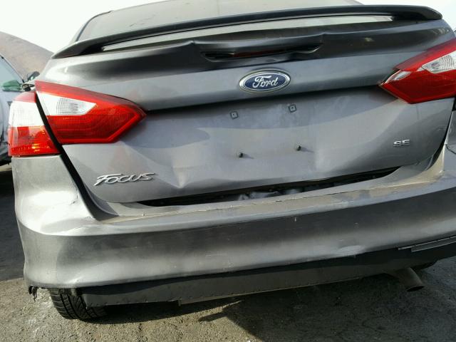 1FAHP3F2XCL189693 - 2012 FORD FOCUS SE GRAY photo 9
