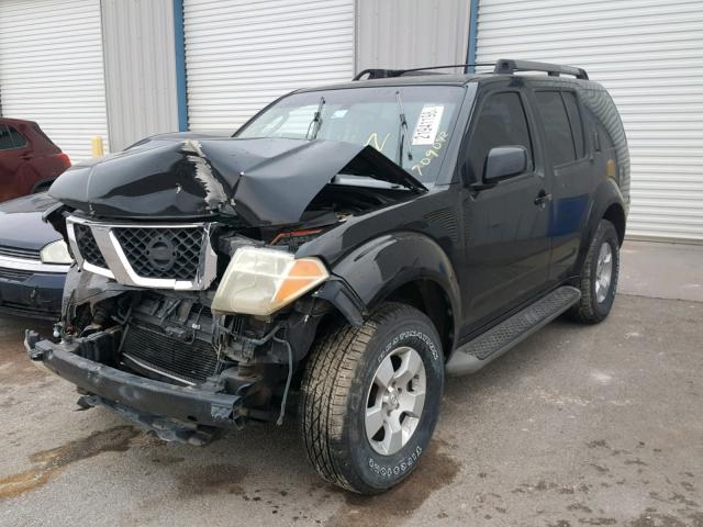 5N1AR18W65C709042 - 2005 NISSAN PATHFINDER BLACK photo 2