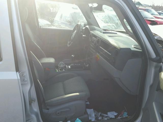 1J8HG48K86C134315 - 2006 JEEP COMMANDER SILVER photo 5