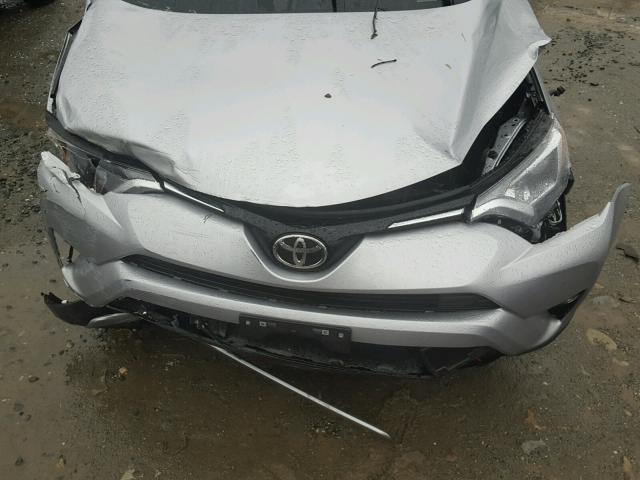 2T3RFREV0HW650775 - 2017 TOYOTA RAV4 XLE SILVER photo 7