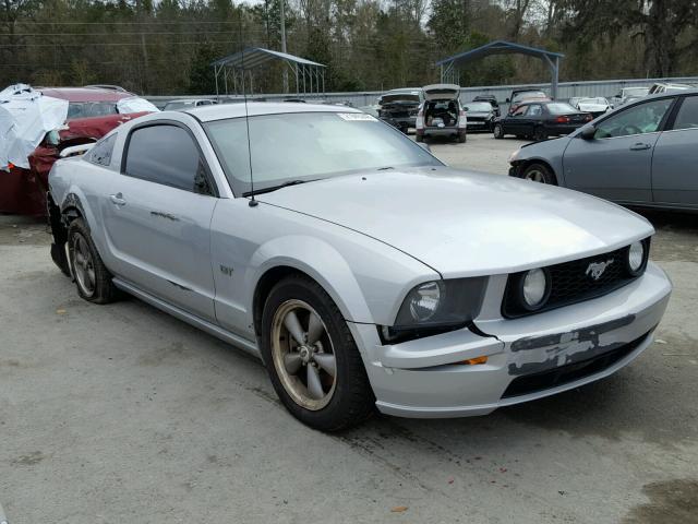 1ZVFT82H065133854 - 2006 FORD MUSTANG SILVER photo 1