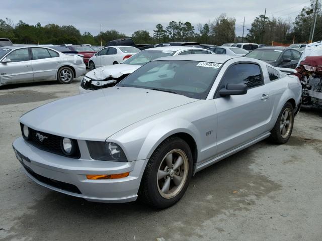 1ZVFT82H065133854 - 2006 FORD MUSTANG SILVER photo 2