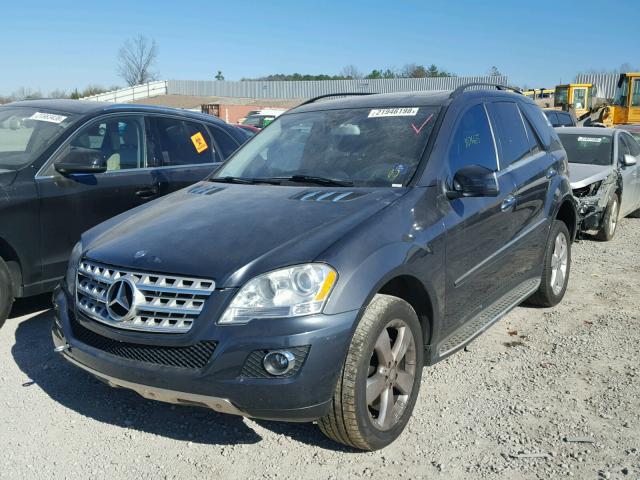 4JGBB8GB7BA687821 - 2011 MERCEDES-BENZ ML 350 4MA GRAY photo 2