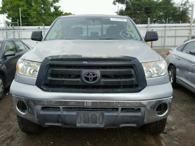 5TFRM5F1XAX019883 - 2010 TOYOTA TUNDRA DOU SILVER photo 9