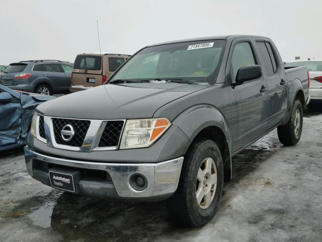 1N6AD07W15C465828 - 2005 NISSAN FRONTIER C GRAY photo 2