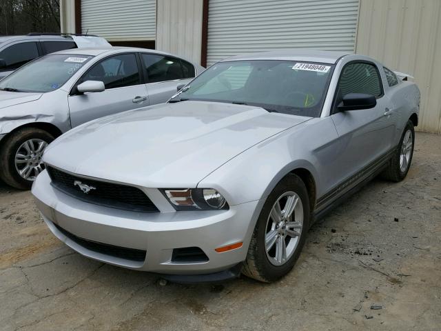 1ZVBP8AMXC5280308 - 2012 FORD MUSTANG SILVER photo 2