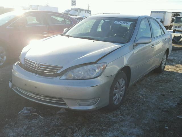 4T1BE32K45U085432 - 2005 TOYOTA CAMRY LE SILVER photo 2