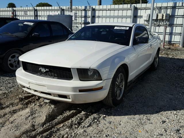 1ZVFT80N565110353 - 2006 FORD MUSTANG WHITE photo 2