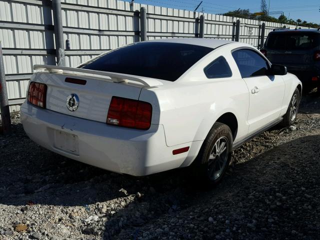 1ZVFT80N565110353 - 2006 FORD MUSTANG WHITE photo 4