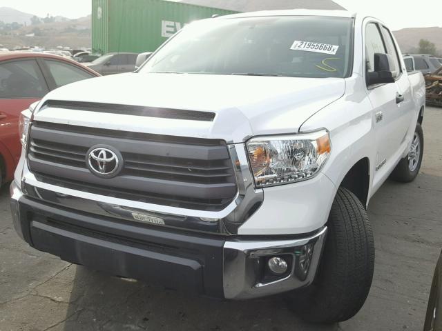 5TFUY5F16FX485378 - 2015 TOYOTA TUNDRA DOU WHITE photo 2