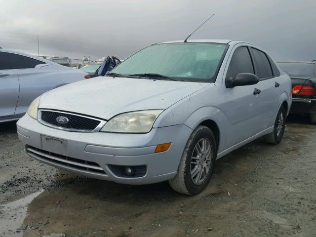 1FAFP34N46W117475 - 2006 FORD FOCUS ZX4 SILVER photo 2