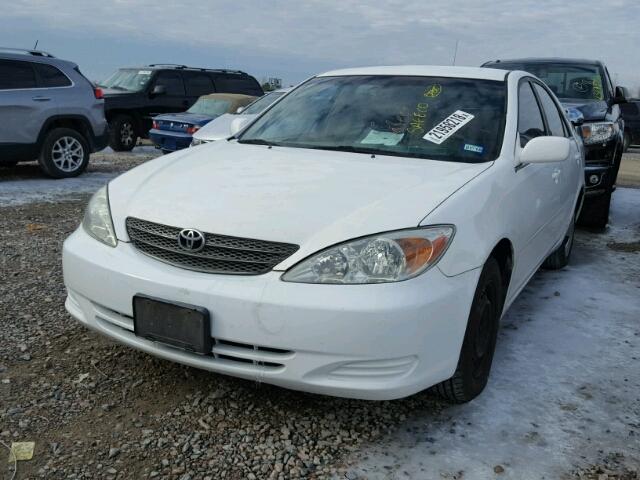 JTDBE32K720071662 - 2002 TOYOTA CAMRY LE WHITE photo 2