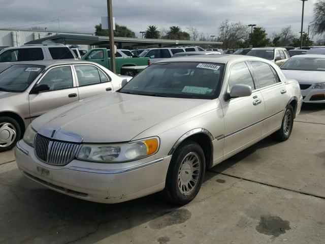 1LNHM83W12Y603576 - 2002 LINCOLN TOWN CAR C TAN photo 2