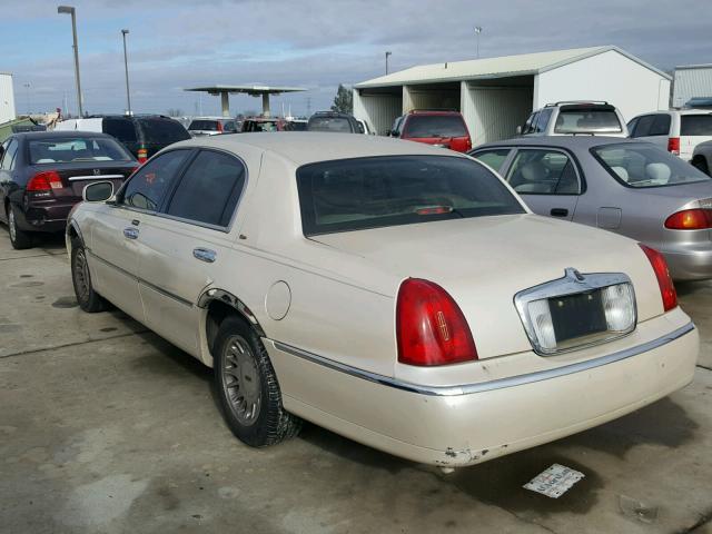 1LNHM83W12Y603576 - 2002 LINCOLN TOWN CAR C TAN photo 3