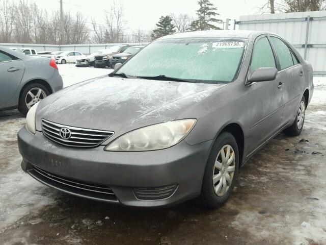 JTDBE32K353014300 - 2005 TOYOTA CAMRY LE ნაცრისფერი ფოტო 2