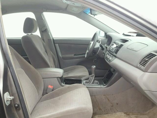 JTDBE32K353014300 - 2005 TOYOTA CAMRY LE ნაცრისფერი ფოტო 5