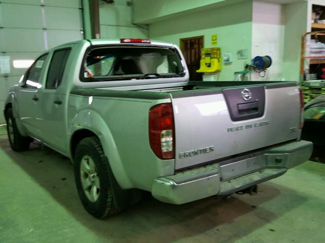 1N6AD0ER2AC409226 - 2010 NISSAN FRONTIER C SILVER photo 3