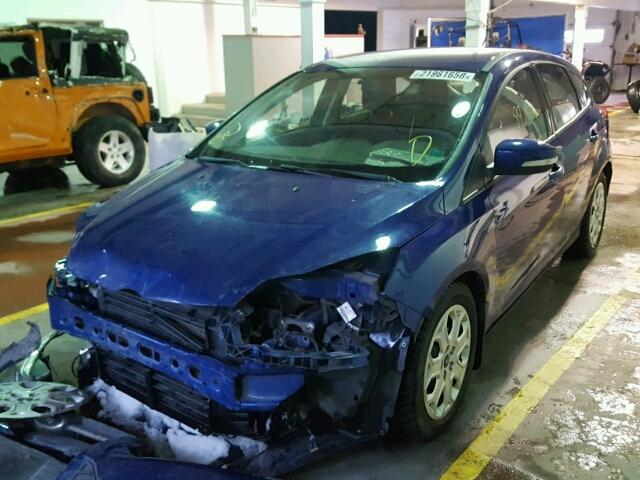 1FAHP3K2XCL228594 - 2012 FORD FOCUS SE BLUE photo 2