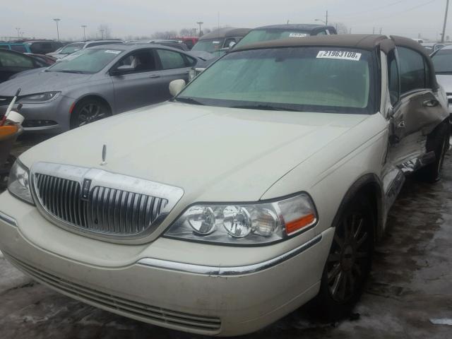 1LNHM81V77Y613840 - 2007 LINCOLN TOWN CAR S WHITE photo 2