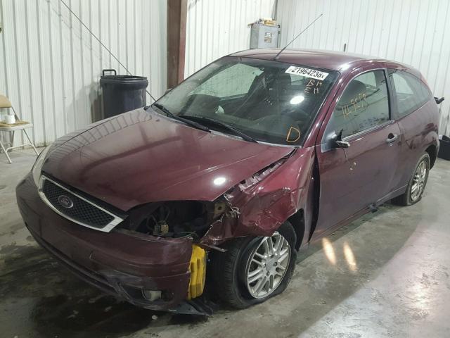 1FAFP31N87W138822 - 2007 FORD FOCUS ZX3 MAROON photo 2