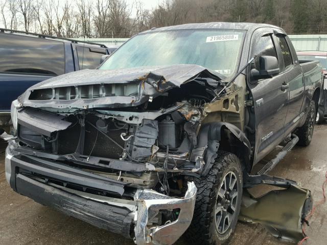 5TFUY5F12EX409655 - 2014 TOYOTA TUNDRA DOU GRAY photo 2