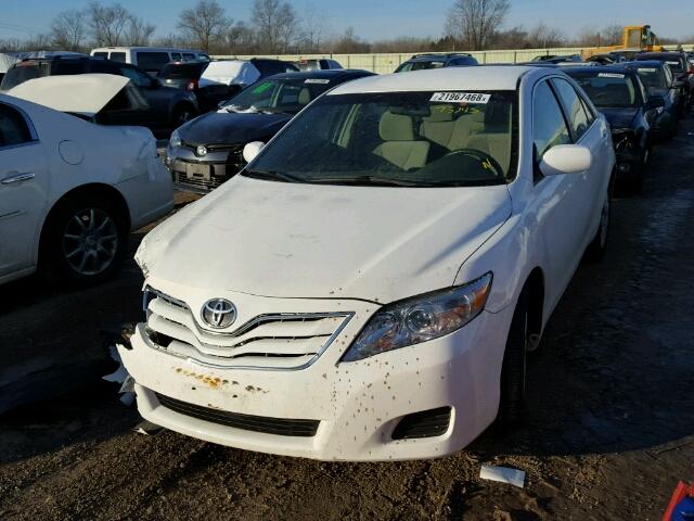 4T1BF3EK4BU736210 - 2011 TOYOTA CAMRY BASE WHITE photo 2