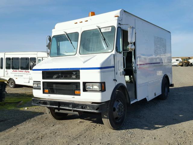 4UZAASBWX1CH58618 - 2001 FREIGHTLINER CHASSIS M WHITE photo 2