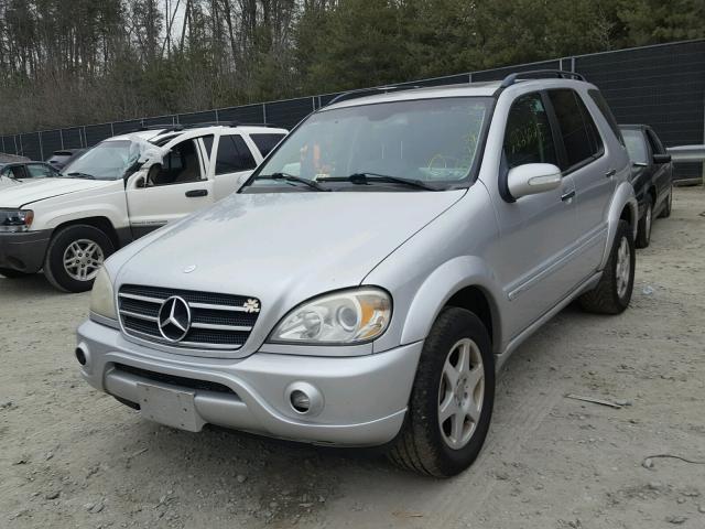 4JGAB75E62A345389 - 2002 MERCEDES-BENZ ML 500 SILVER photo 2