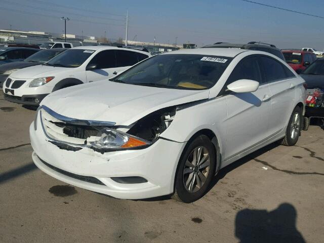 5NPEB4AC8DH612021 - 2013 HYUNDAI SONATA GLS WHITE photo 2