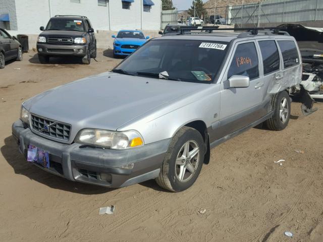 YV1LZ56D6X2586738 - 1999 VOLVO V70 XC SILVER photo 2