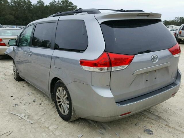 5TDYK3DC9BS173499 - 2011 TOYOTA SIENNA XLE GRAY photo 3