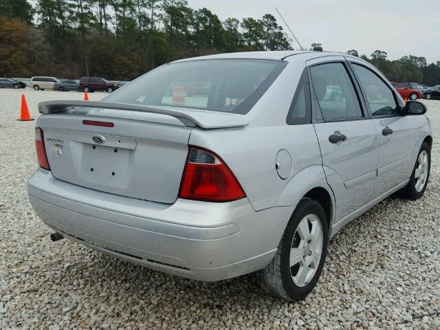 1FAFP34N17W215400 - 2007 FORD FOCUS ZX4 SILVER photo 4