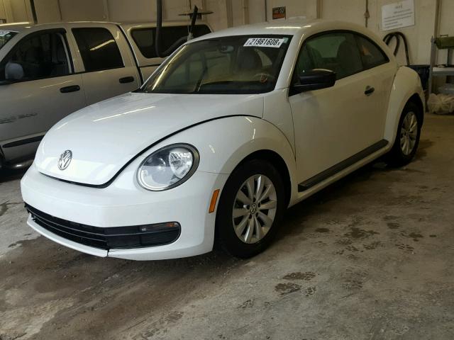 3VWF17AT9GM606748 - 2016 VOLKSWAGEN BEETLE 1.8 WHITE photo 2