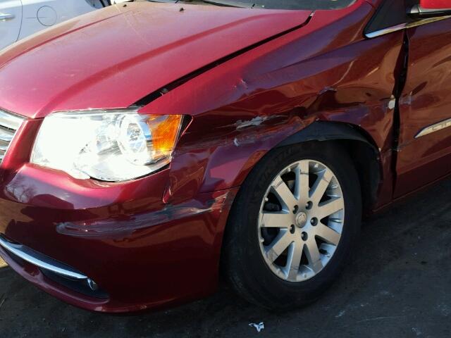 2A4RR8DGXBR619386 - 2011 CHRYSLER TOWN & COU RED photo 9