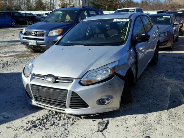 1FAHP3F28CL425774 - 2012 FORD FOCUS SE SILVER photo 2